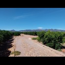 Hinter dem ebenen Küstenstreifen erheben sich Berge